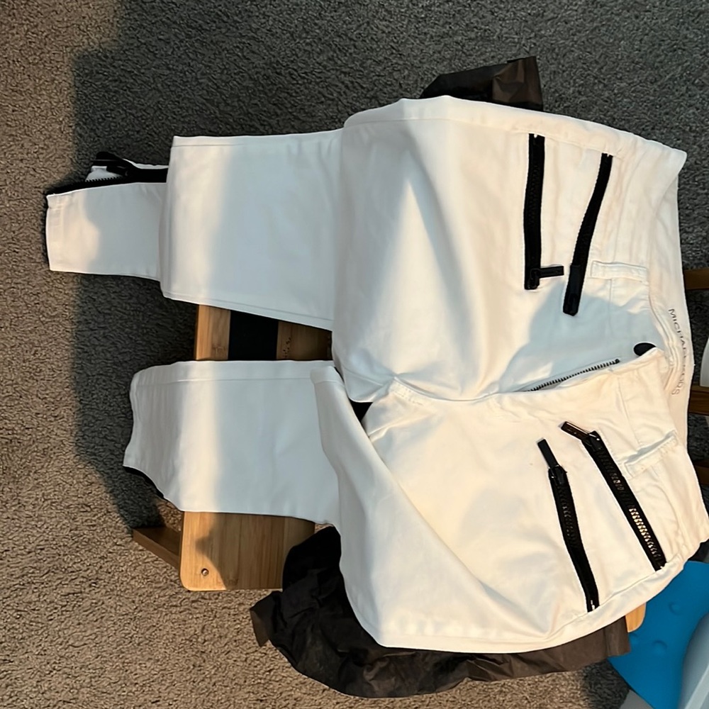 Michael kors white jeans with black zips. Size 4 they fit me and I’m a 6.